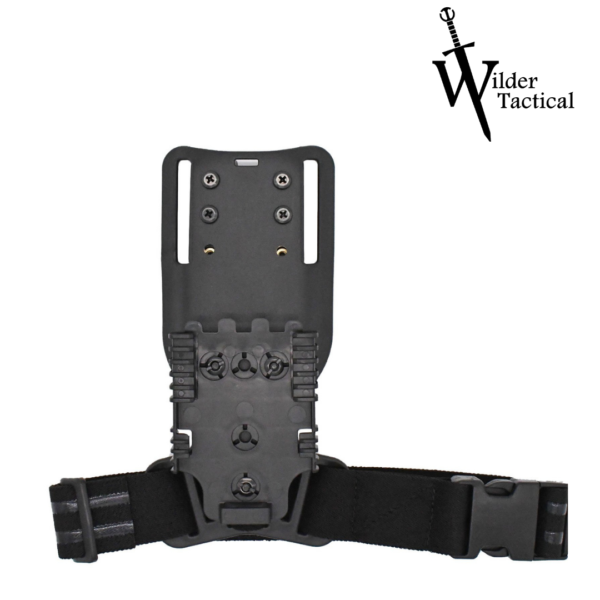 Wilder Tactical modifiziertes UBL-Panel mit einem Stecker, einem beweglichen SAFARILAND BLACK-Strap und einem QLS 19-Stecker.